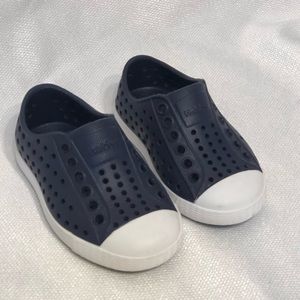 Native Jefferson Kids Size 4 - LIKE NEW
